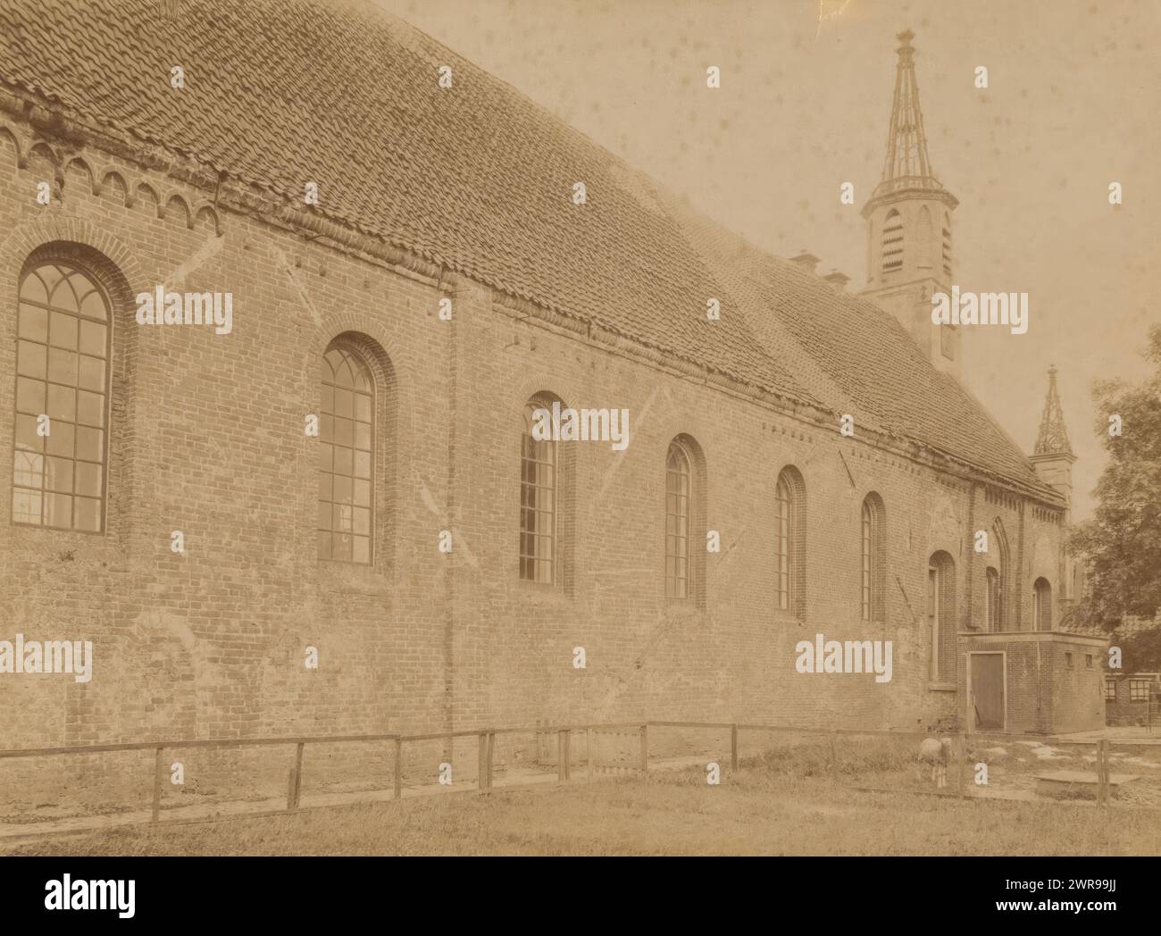 Lato nord della chiesa abbaziale di Aduard, anoniem (Monumentenzorg), (attribuito a), Aduard, 1900, supporto fotografico, stampa albume, altezza 169 mm x larghezza 227 mm, fotografia Foto Stock