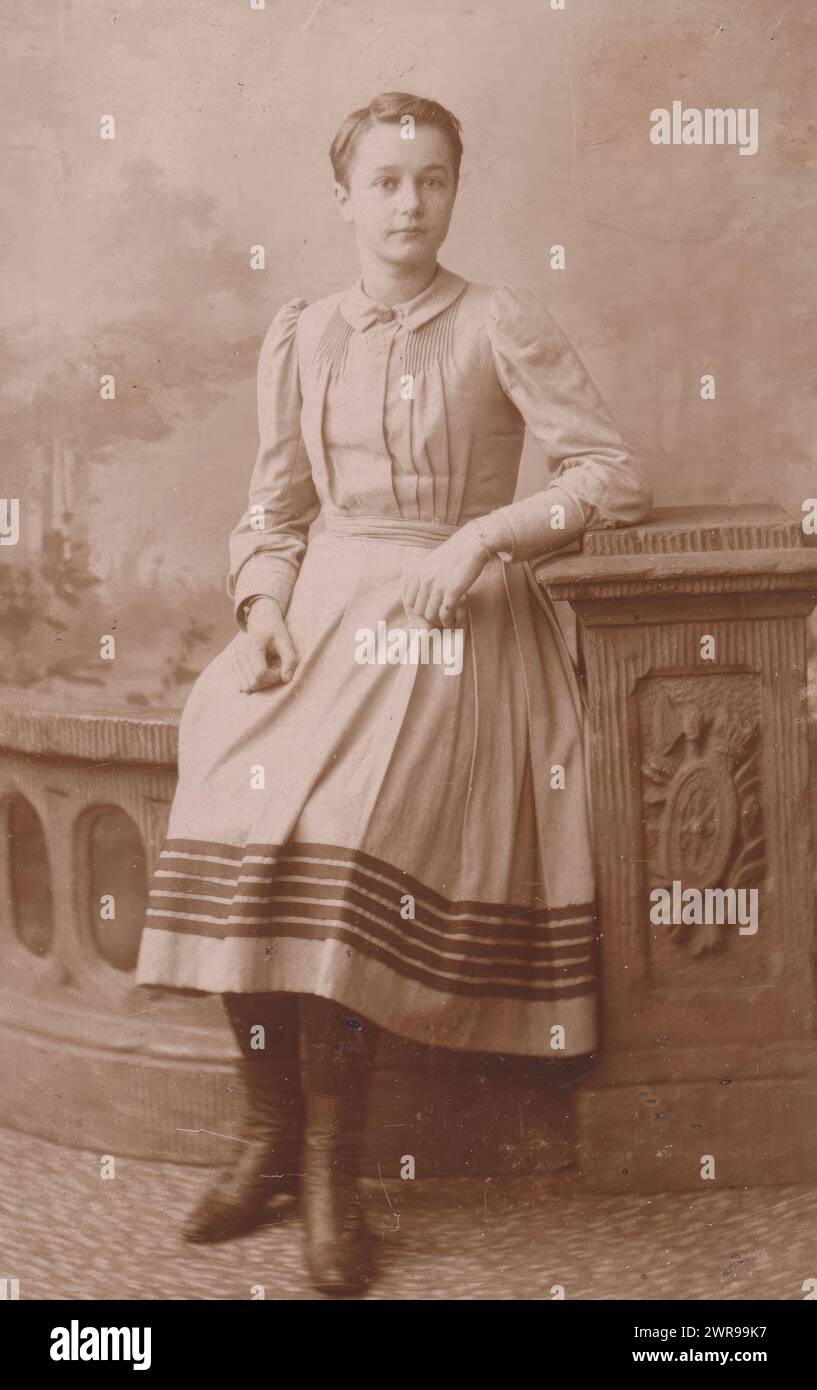 Ritratto di Jennigje Hendrika Jacoba Jonker, Albert Greiner, Amsterdam, 1874 - 1887, supporto fotografico, altezza 105 mm x larghezza 66 mm, fotografia Foto Stock