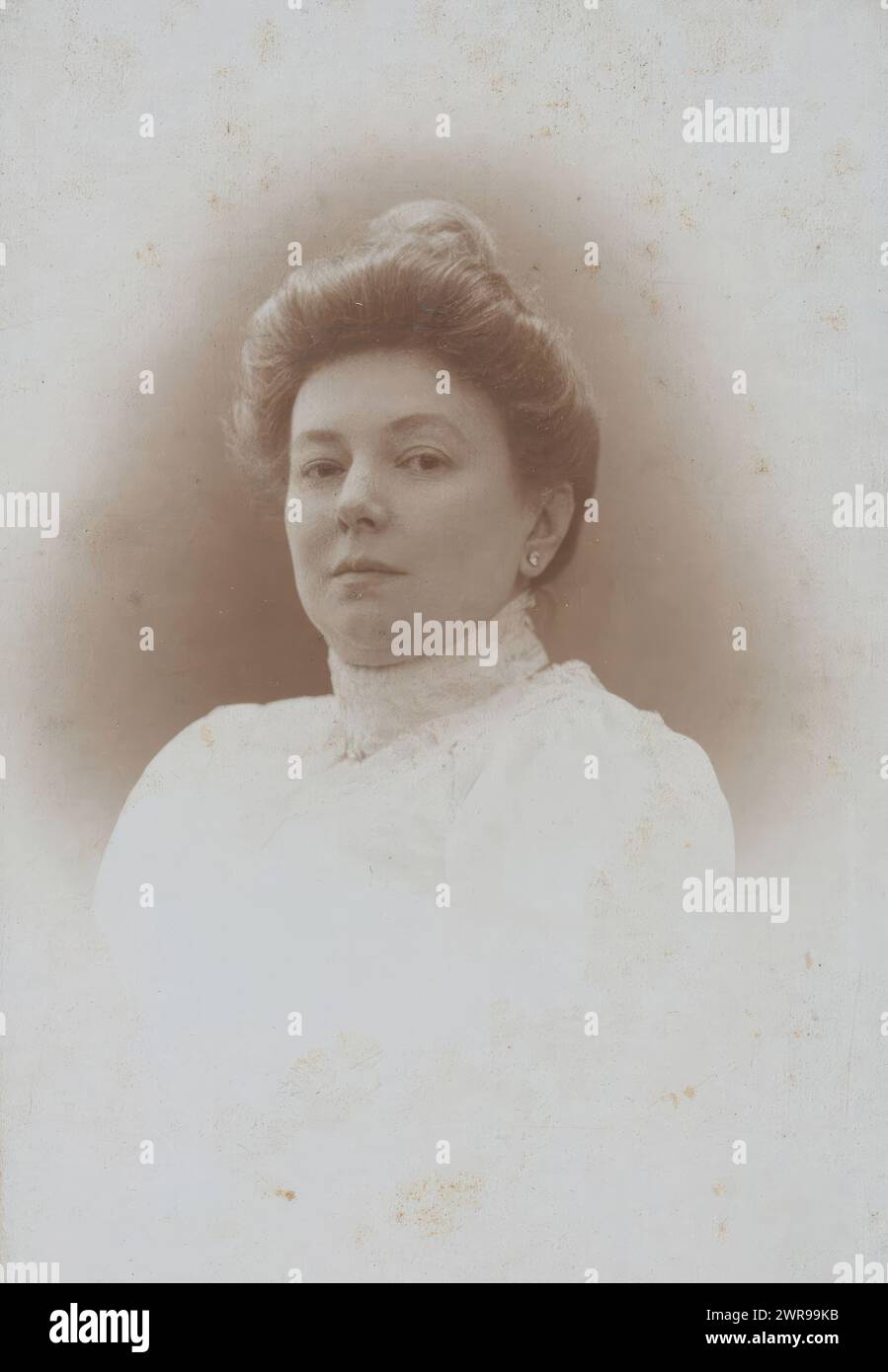 Ritratto di Elisabeth Overduyn Heyligers, Delboy & Baer, l'Aia, c. 1893 - c. 1906, cartone, altezza 87 mm x larghezza 59 mm, altezza 104 mm x larghezza 63 mm, fotografia Foto Stock