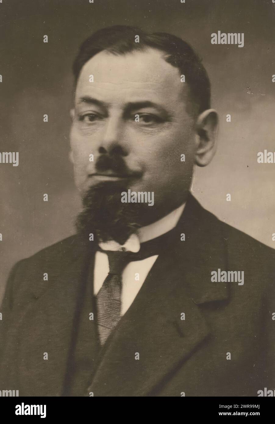 Il ritratto di J.G. v.d. è, anonimo, 1910 - 1934, carta baryta, stampa in argento gelatina, altezza 128 mm x larghezza 89 mm, fotografia Foto Stock