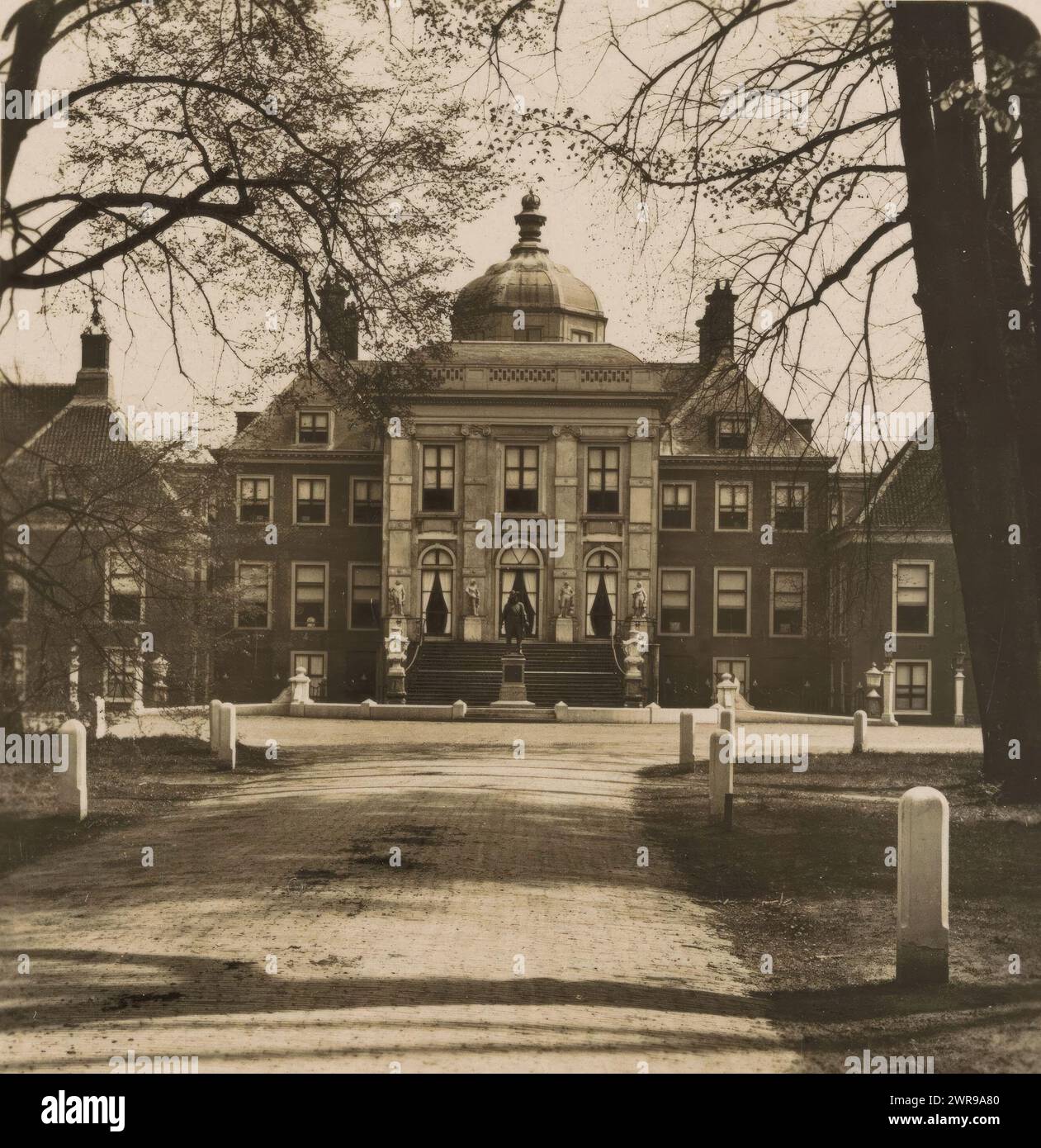 Vista del Palazzo Huis Ten Bosch a l'Aia, l'Aia. Huis ten Bosch (titolo sull'oggetto), Neue Photographische Gesellschaft, l'Aia, c. 1900 - c. 1910, cartone, stampa in argento gelatina, altezza 88 mm x larghezza 179 mm, stereografo Foto Stock