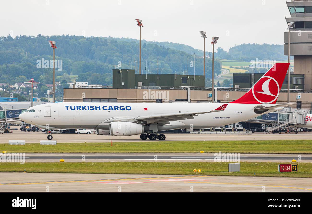 Ein Frachtflugzeug von Turkish Cargo vom Typ Airbus A330-243F rollt auf dem Flughafen Zürich zur Startbahn. Registrazione TC-JOY. (Zürich, Schweiz, 06. Foto Stock