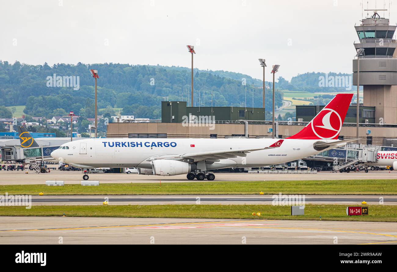 Ein Frachtflugzeug von Turkish Cargo vom Typ Airbus A330-243F rollt auf dem Flughafen Zürich zur Startbahn. Registrazione TC-JOY. (Zürich, Schweiz, 06. Foto Stock