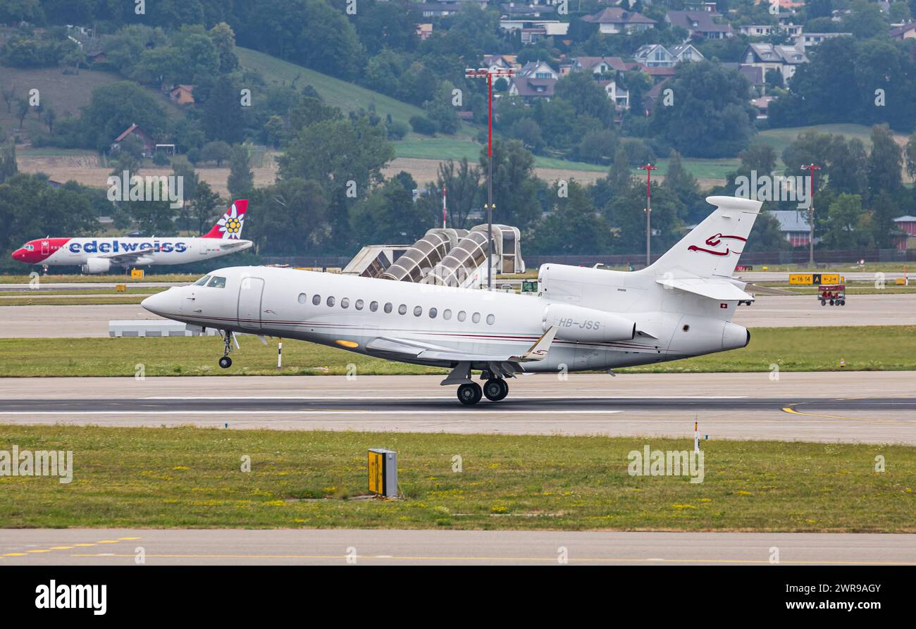 Ein Dassault Falcon 7X von CAT Aviation landet auf der Landebahn des Flughafen Zürich. Registrazione HB-JSS. (Zürich, Schweiz, 06.08.2022) Foto Stock