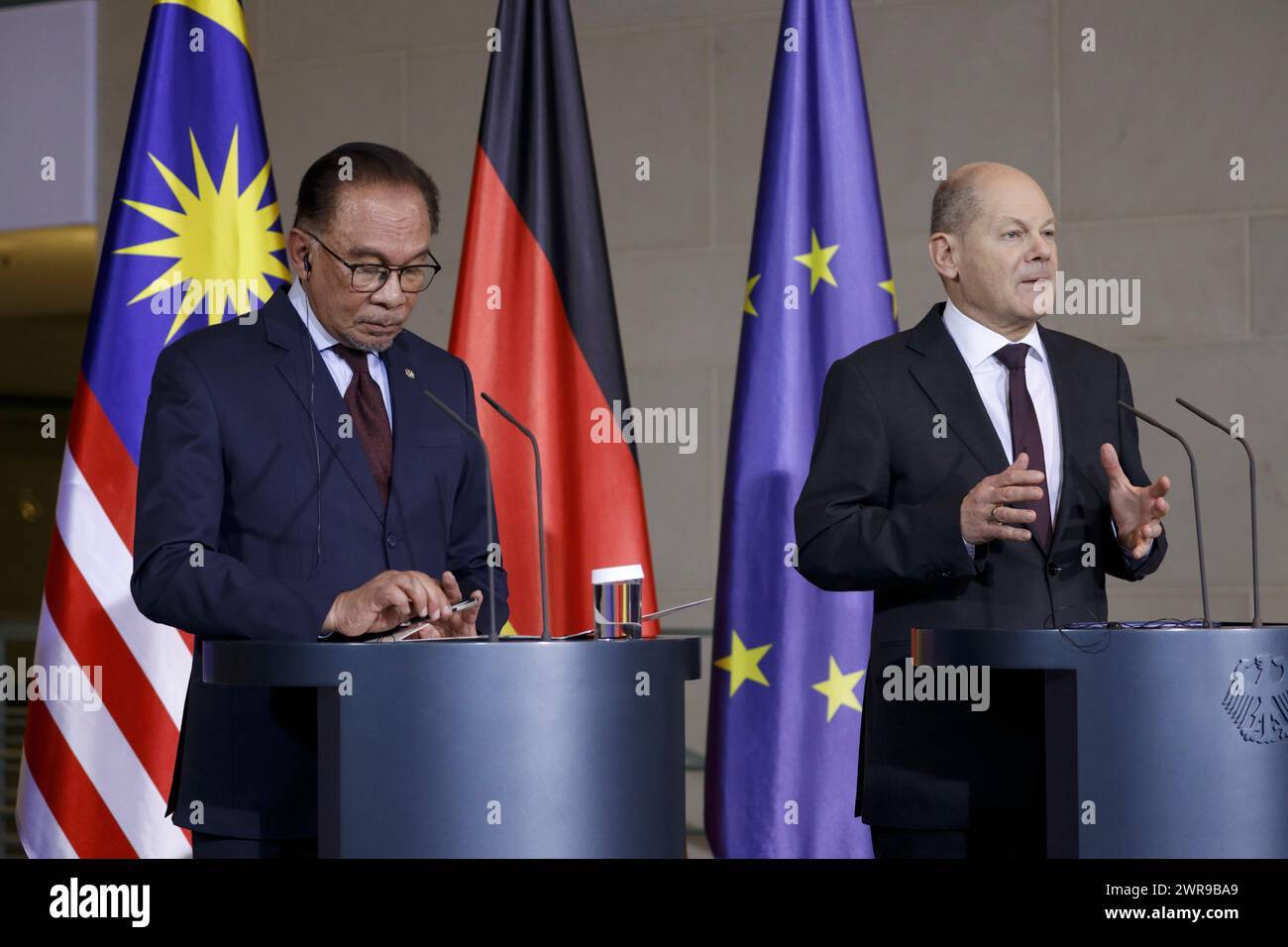 Berlino, Germania, 11 marzo 2024. Il Cancelliere tedesco, Olaf Scholz, riceve il primo ministro della Malesia, Anwar Ibrahim, con onori militari nella Cancelleria di Berlino. In seguito entrambi tengono una conferenza stampa. Crediti: Juergen Nowak/Alamy Live News Foto Stock