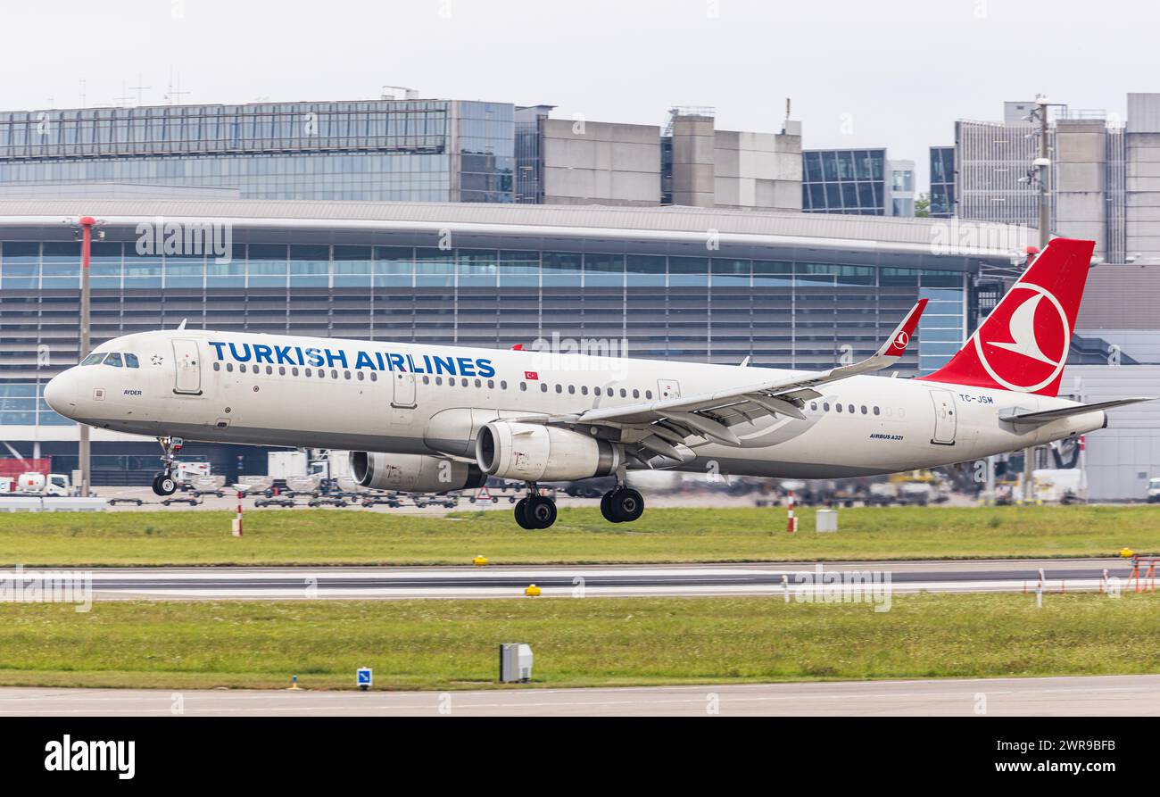 Ein Airbus A321-231 von THY Turkish Airlines landet auf dem Flughafen Zürich. Registrazione TC-JSM. (Zürich, Schweiz, 06.08.2022) Foto Stock