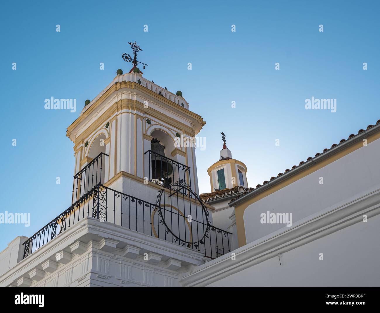 Un edificio grandioso con un enorme campanile adiacente ad un'altra struttura Foto Stock