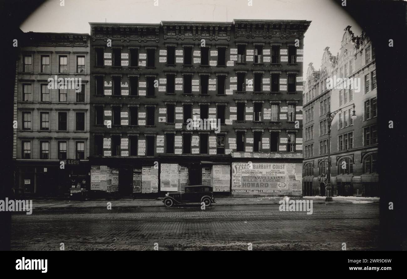 Manifesti elettorali, 10th Avenue, New York City, manifesti elettorali, 10th Avenue, New York, scena di strada con auto e manifesti elettorali bloccati sui muri, Peter Sekaer, New York (città), c. 1935, carta baryta, stampa in argento gelatina, altezza 124 mm x larghezza 201 mm, fotografia Foto Stock