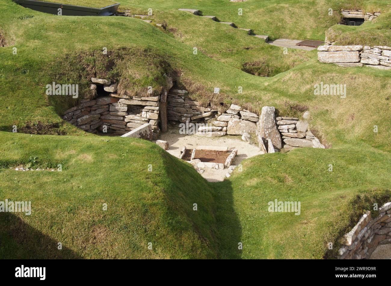 Insediamento neolitico costruito in pietra di Skara Brae, risalente a 5000 anni fa, situato nella baia di Skaill, nelle Orcadi, in Scozia Foto Stock