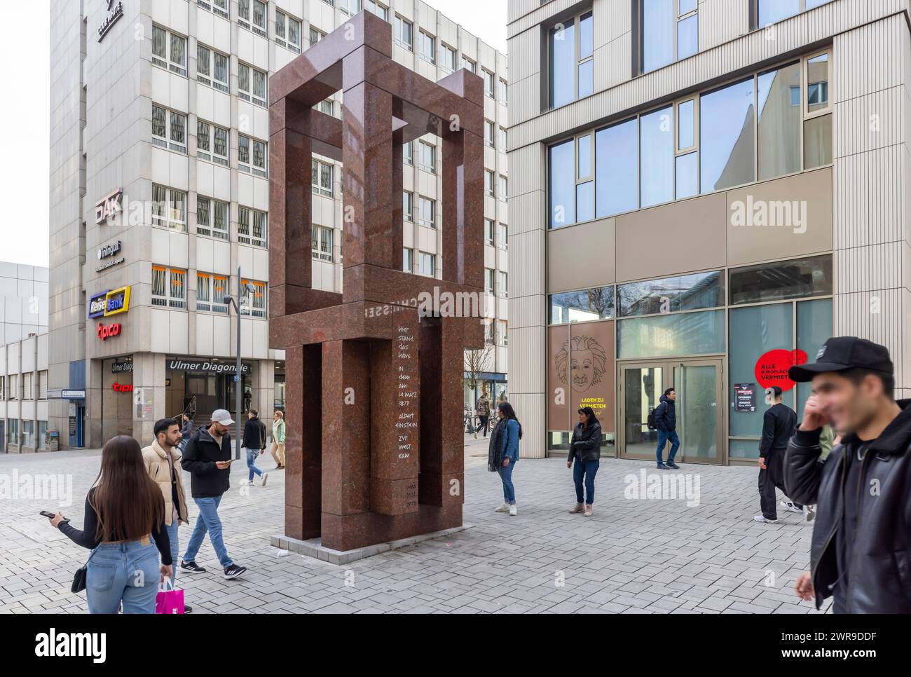 Erinnerung an den berühmtesten Sohn der Stadt Ulm, Albert Einstein. Un diesem Platz si erge sein Geburtshaus. Denkmal, gestaltet von Max Bill, Sedelhöfe Ulm. // Ulma, Baden-Württemberg, Deutschland, 09.03.2024 *** in memoria del figlio più famoso della città di Ulms, Albert Einstein questo era il luogo del suo luogo di nascita Monumento progettato da Max Bill, Sedelhöfe Ulm Ulm, Baden Württemberg, Germania, 09 03 2024 Foto Stock