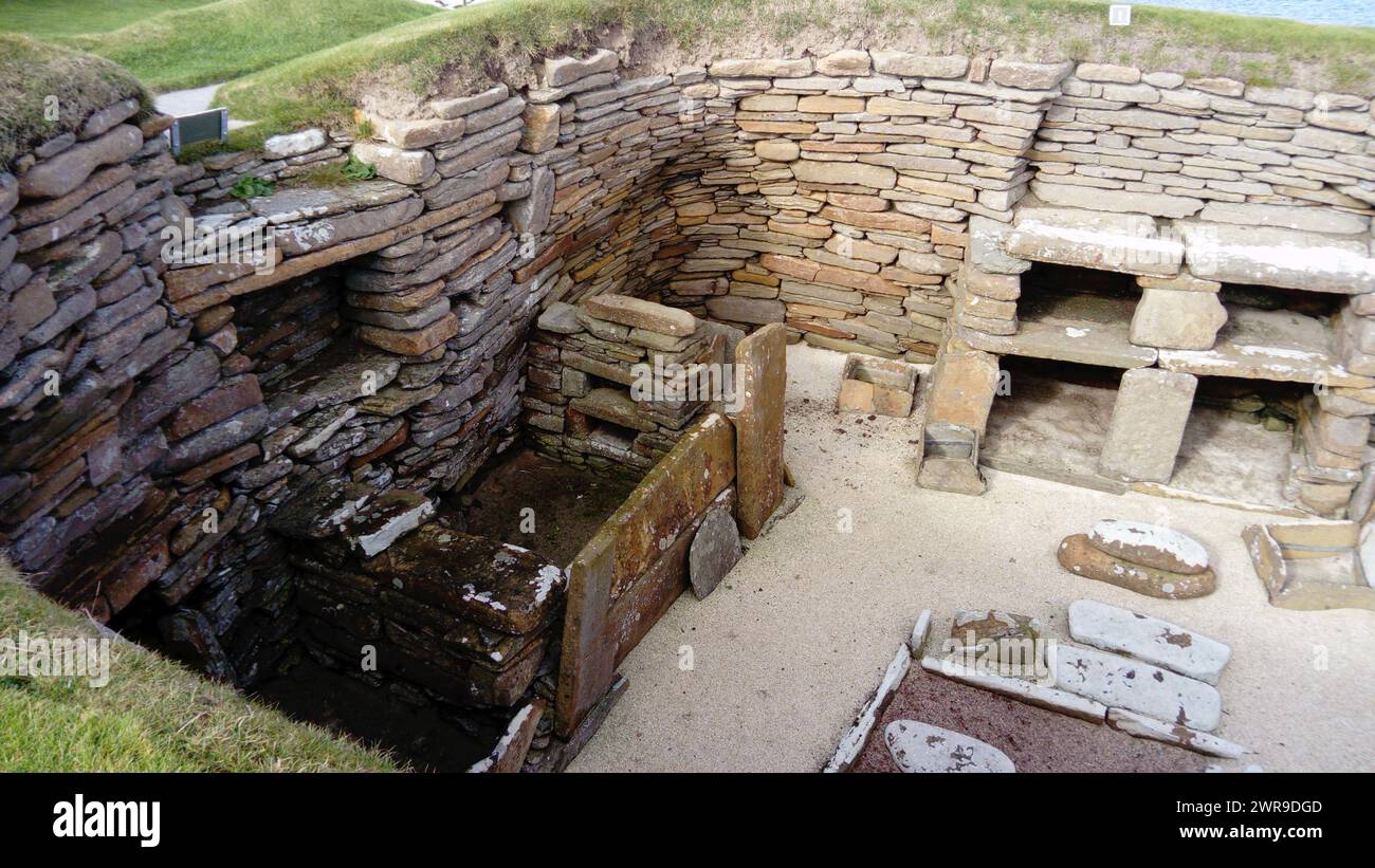 Insediamento neolitico costruito in pietra di Skara Brae, risalente a 5000 anni fa, situato nella baia di Skaill, nelle Orcadi, in Scozia Foto Stock
