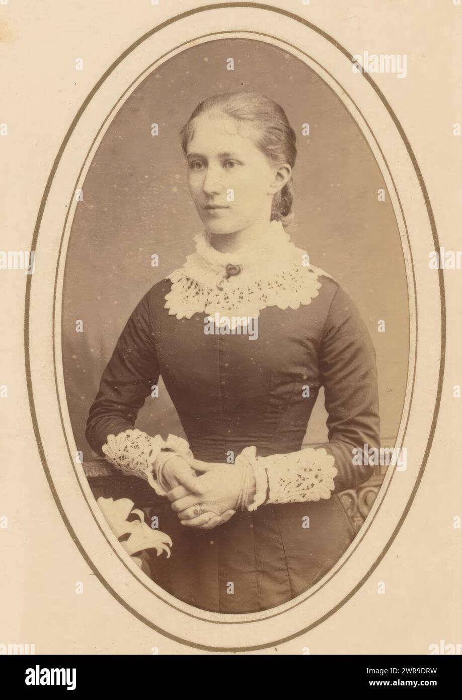 Ritratto di una giovane donna vicino a un giglio bianco, questa foto fa parte di un album., William & Daniel Downey, William Downey, Daniel Downey, ago-1879, cartone, stampa albume, altezza 85 mm x larghezza 52 mm, fotografia Foto Stock