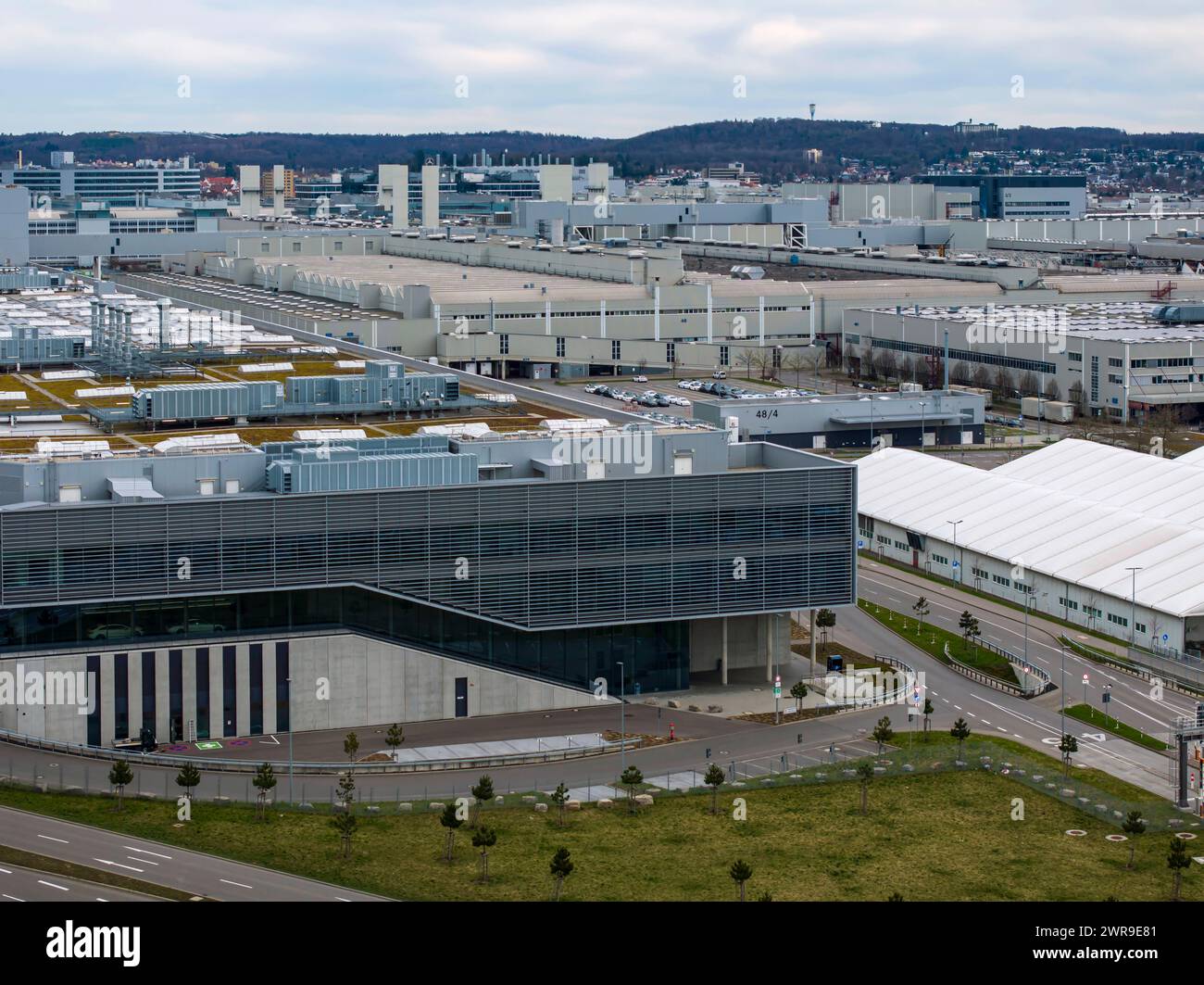 Mercedes-Benz Werk Sindelfingen, Tor 5. In der Factory 56 werden neben der e- und S-Klasse in drei Varianten auch die ersten EQ-Elektromodelle und Robo-taxi produziert. Die Daimler AG spricht von der Automobil-Produktion der Zukunft . // :Sindelfingen, Baden-Württemberg, Deutschland, 10.03.2024 *** stabilimento Mercedes Benz Sindelfingen, Gate 5 Factory 56 produce tre varianti delle classi e ed S, nonché i primi modelli elettrici EQ e Robo taxi Daimler AG parla della produzione automobilistica del futuro Sindelfingen, Baden Württemberg, Germania, 10 03 2024 Foto Stock