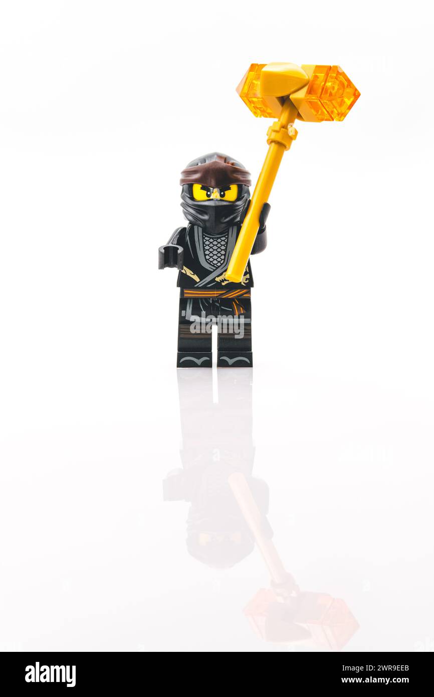 Cole lego ninjago giocattolo in miniatura con riflesso Foto Stock