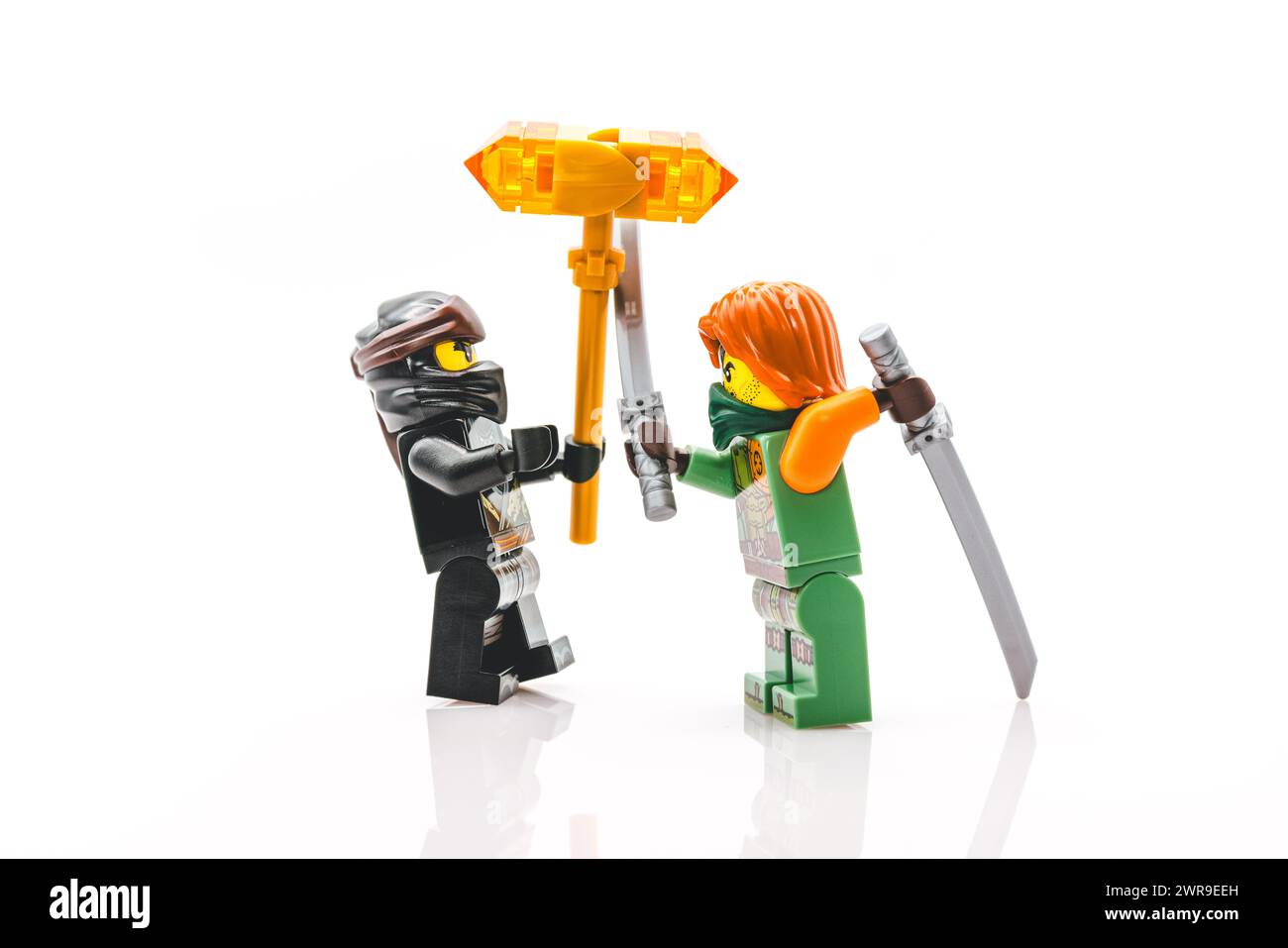 LEGO ninjago minifigure combatte, scene di combattimento con il giocattolo lego, Cole vs Ronin ninjago personaggi Foto Stock