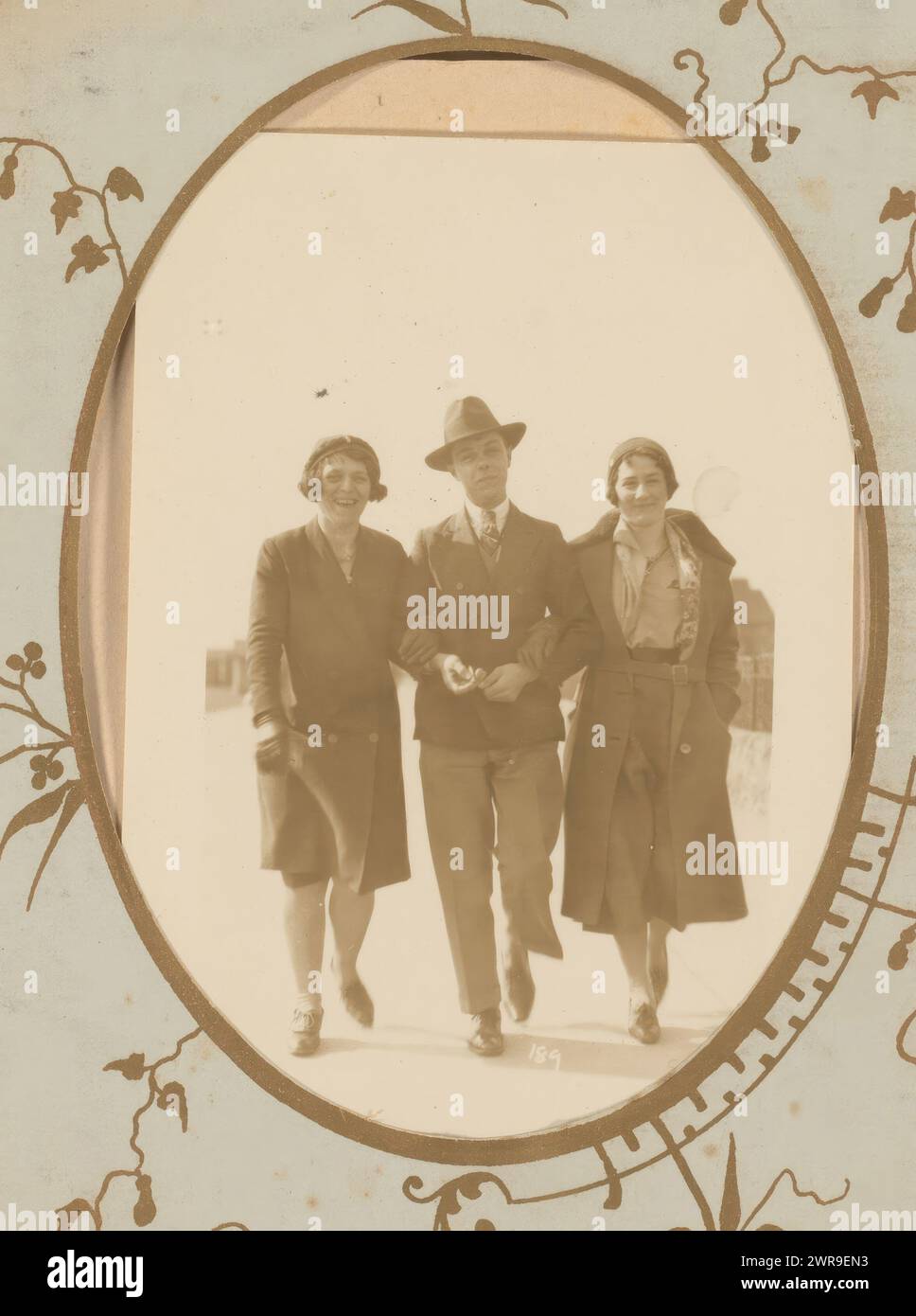 Uomo e due donne per strada, questa foto fa parte di un album. Anonimo, 1899 - 1940, supporto fotografico, altezza 140 mm x larghezza 89 mm, fotografia Foto Stock