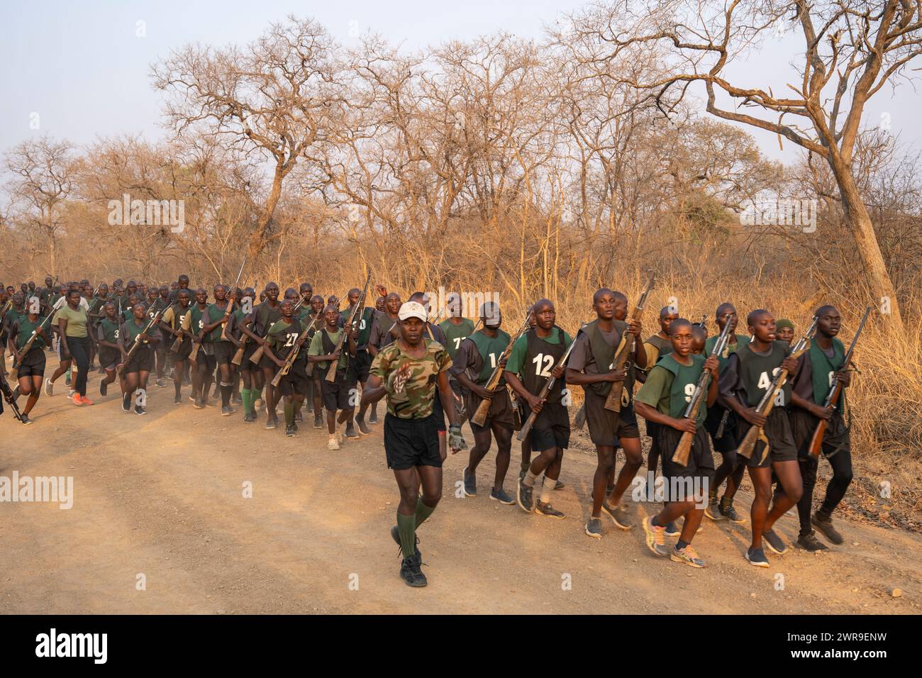 Reclute dell'unità anti-bracconaggio in formazione nel Parco Nazionale di Kafue nello Zambia occidentale, nell'Africa meridionale Foto Stock