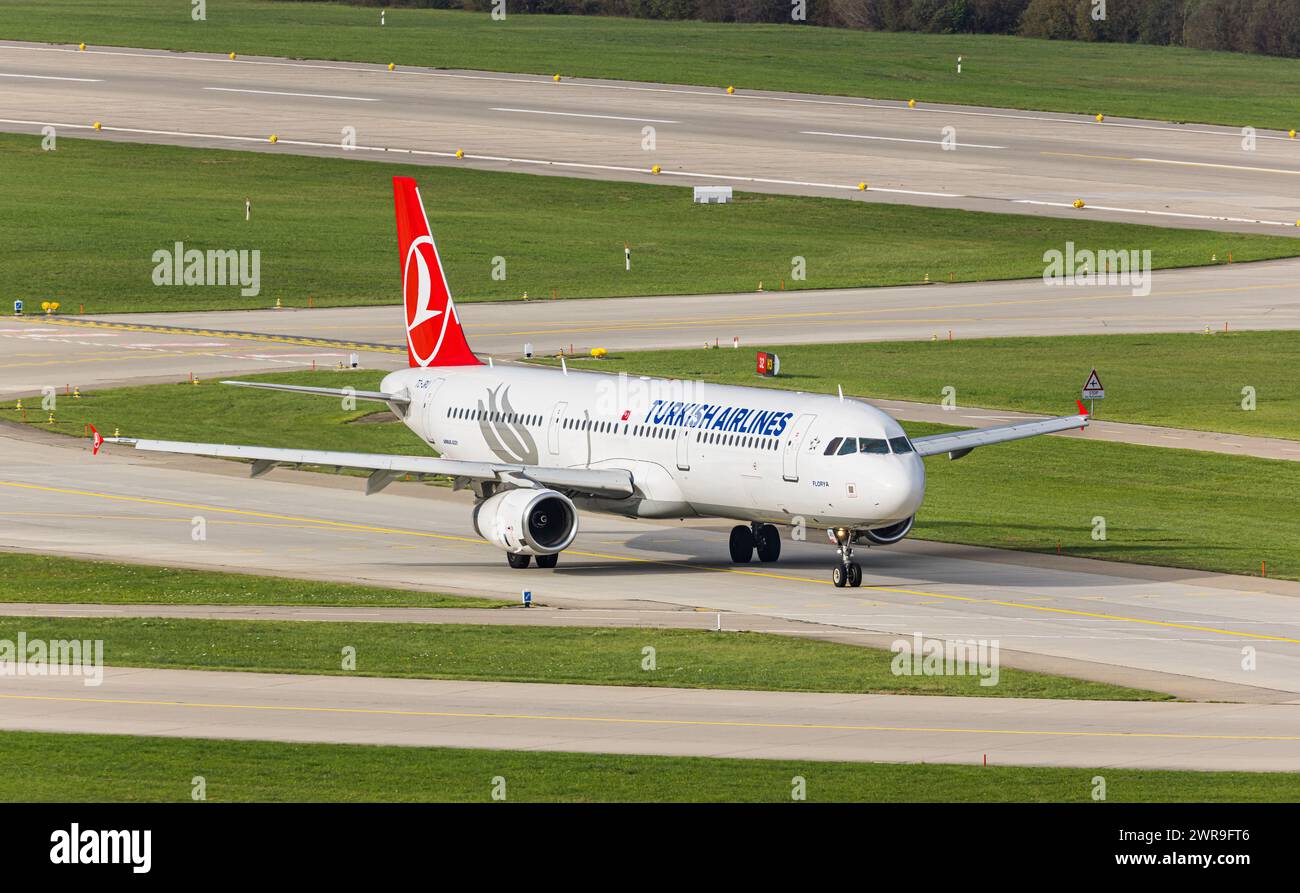 Ein Airbus A321-231 von THY Turkish Airlines rollt auf dem Flughafen Zürich. Registrazione TC-JRU. (Zürich, Svizzera, 23.10.2022) Foto Stock