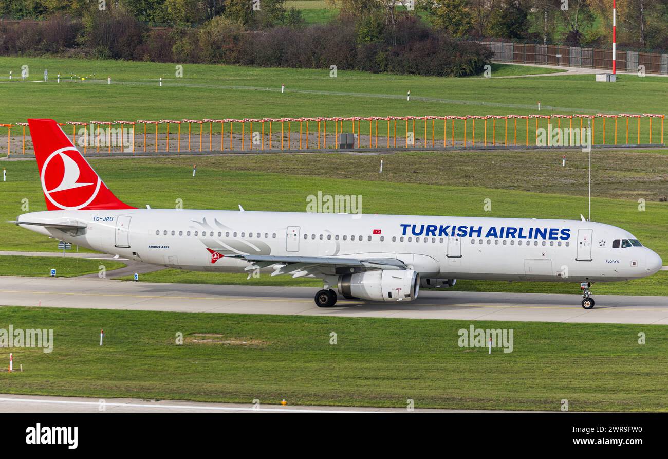 Ein Airbus A321-231 von THY Turkish Airlines rollt auf dem Flughafen Zürich. Registrazione TC-JRU. (Zürich, Svizzera, 23.10.2022) Foto Stock