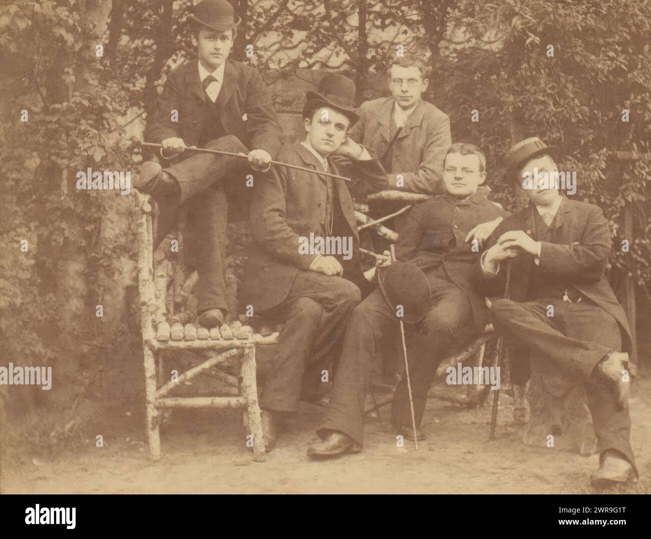 Ritratto di gruppo con cinque giovani uomini con cappelli e bastoni da passeggio, questa foto fa parte di un album., Henri de Louw, Delft, 1875 - 1891, supporto fotografico, stampa albume, altezza 139 mm x larghezza 99 mm, fotografia Foto Stock