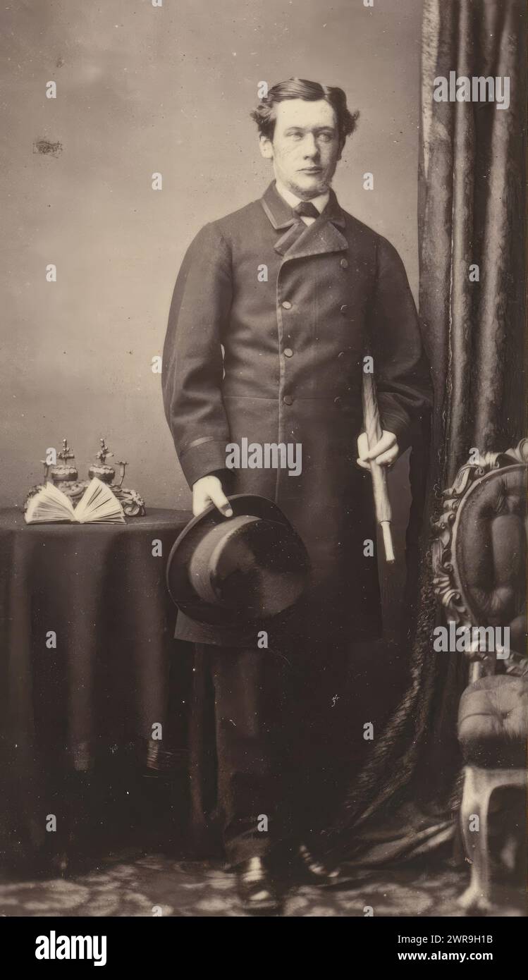 Ritratto di un uomo in piedi, con ombrello e cappello in mano, questa foto fa parte di un album., Charles Thomas Newcombe, 1863 - 1865, supporto fotografico, stampa albume, altezza 105 mm x larghezza 62 mm, fotografia Foto Stock