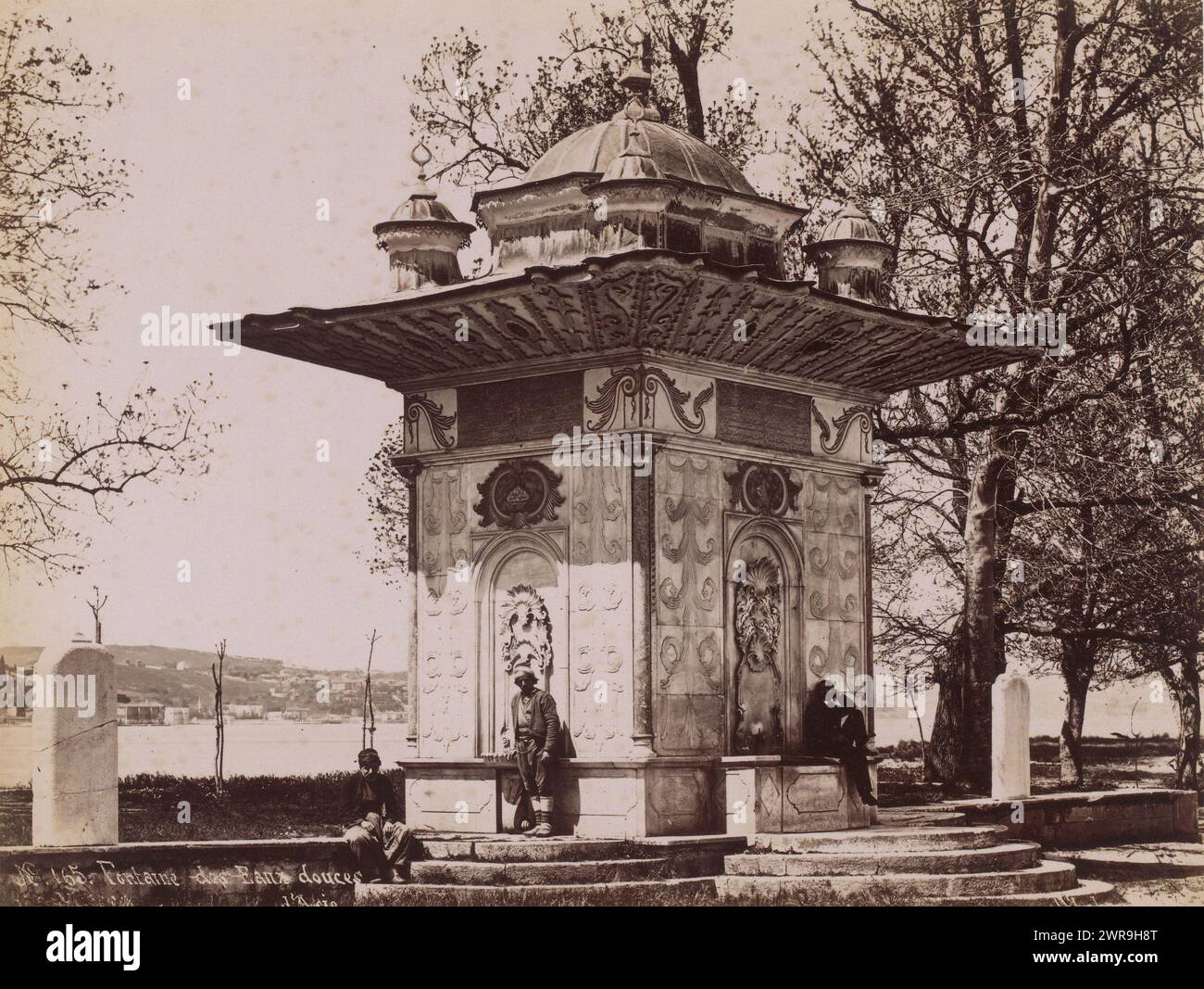 Vista della fontana Mihrişah valide Sultan di Istanbul, Fontaine des Faux douces d'Asie (titolo sull'oggetto), Sébah & Joaillier, Strasbourg boel, 1888 - 1900, carta, stampa albume, altezza 210 mm x larghezza 270 mm, fotografia Foto Stock