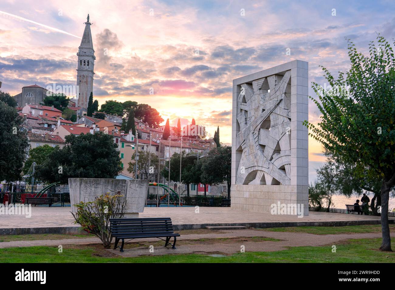 Monumento ai combattenti caduti e alle vittime del terrore fascista con vista sulla città di Rovigno Foto Stock