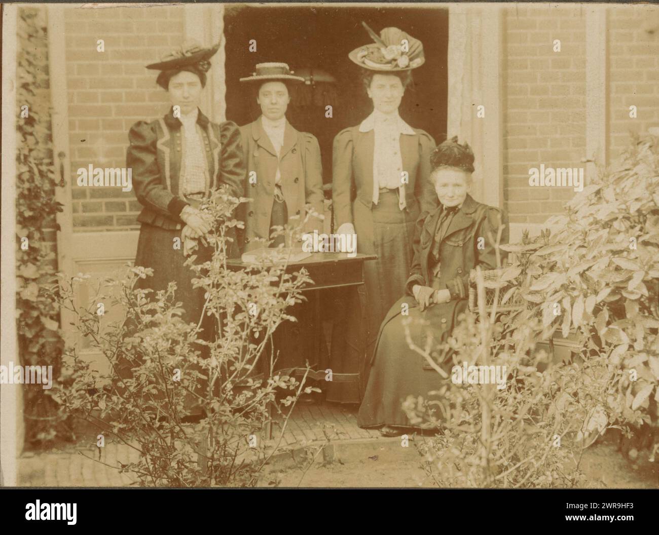 Ritratto di gruppo di quattro donne sconosciute in un giardino, anonimo, Paesi Bassi, c. 1895 - c. 1905, carta baryta, altezza 147 mm x larghezza 178 mm, fotografia Foto Stock