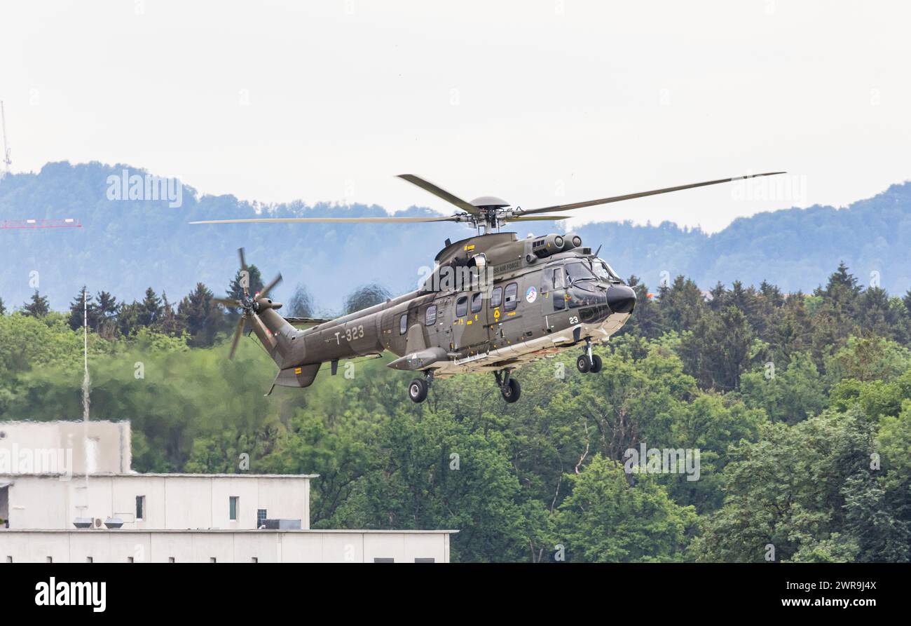 Ein Super Puma des TYPS Aerospatiale AS 332, Heute Airbus Helicopters H215 der Schweizer Luftwaffe bringt einen Staatsmann an den Flughafen Zürich. Da Foto Stock