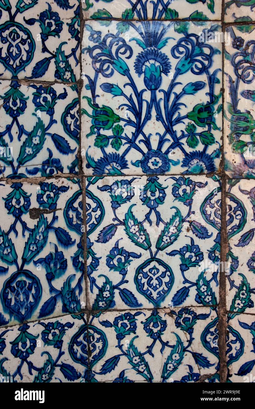Motivi floreali blu su piastrelle in ceramica nel vecchio stile turco, 18th ° secolo. Moschea Nuruosmaniye a Istanbul, Turchia. Foto Stock