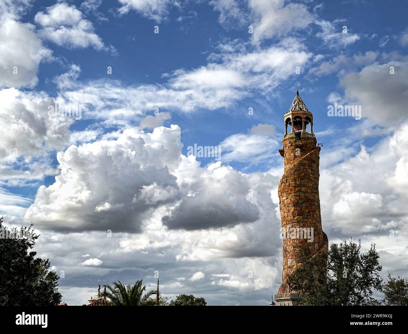 La torre Islands of Adventure all'Universal Orlando Resort sotto un cielo nuvoloso blu. Foto Stock