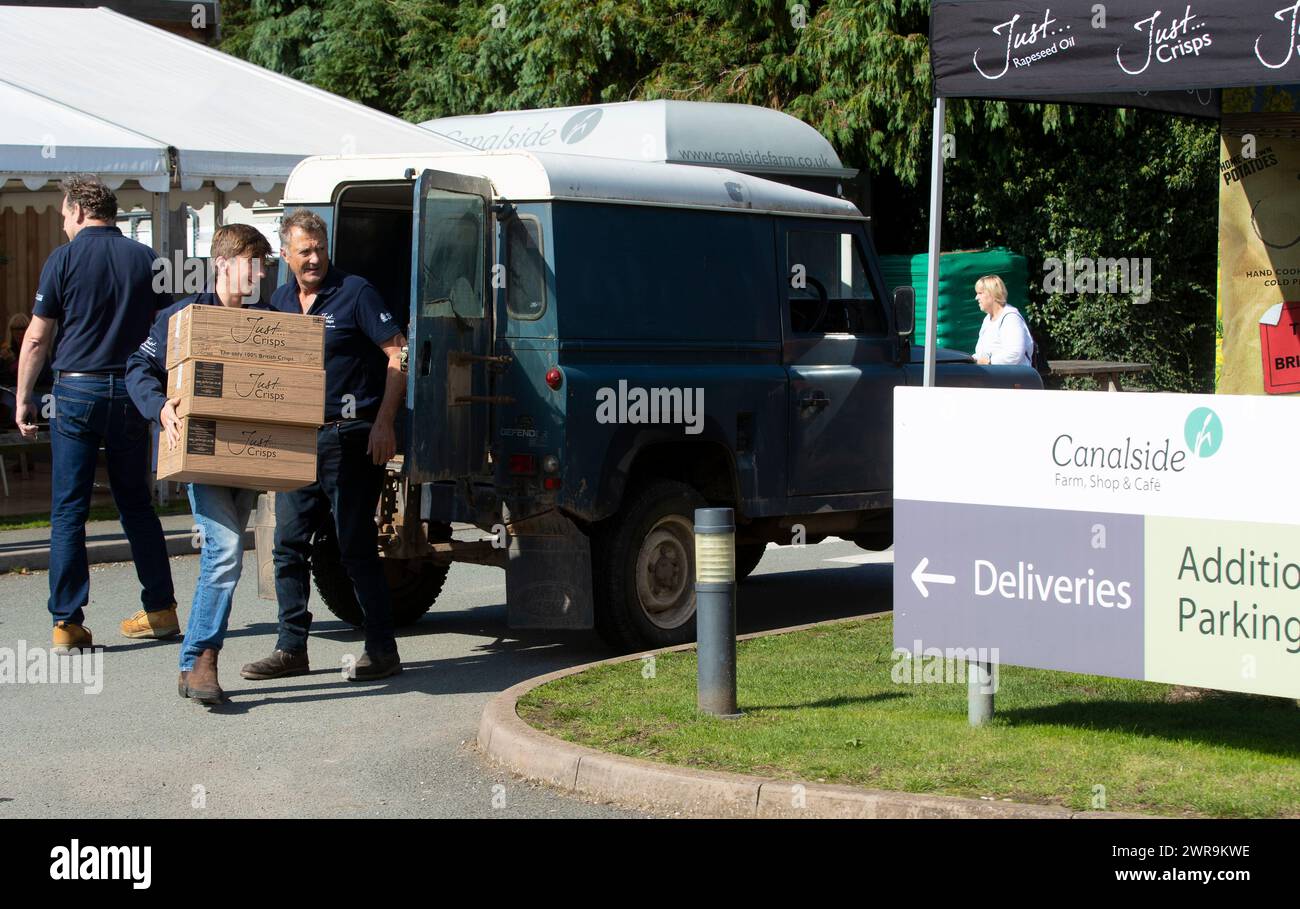 19/09/21 la Land Rover viene scaricata presso l'azienda agricola Timer: 40:05 Un agricoltore e la sua famiglia scavano in profondità per cercare di distruggere il loro obiettivo di estrarre le patate Foto Stock