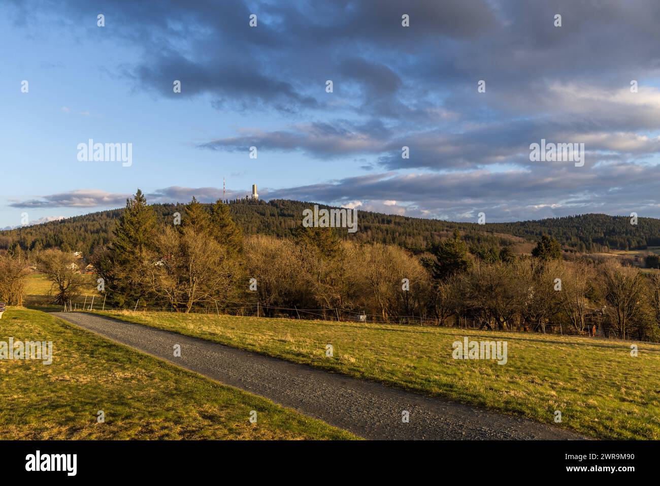 Abendstimmung im Taunus die Abendsonne scheint auf die Landschaft in Oberreifenberg mit dem großen Feldberg im Hintergrund., Schmitten Hessen Deutschland *** atmosfera serale nel Taunus il sole della sera splende sul paesaggio di Oberreifenberg con lo Großer Feldberg sullo sfondo , Schmitten Hessen Germania Foto Stock