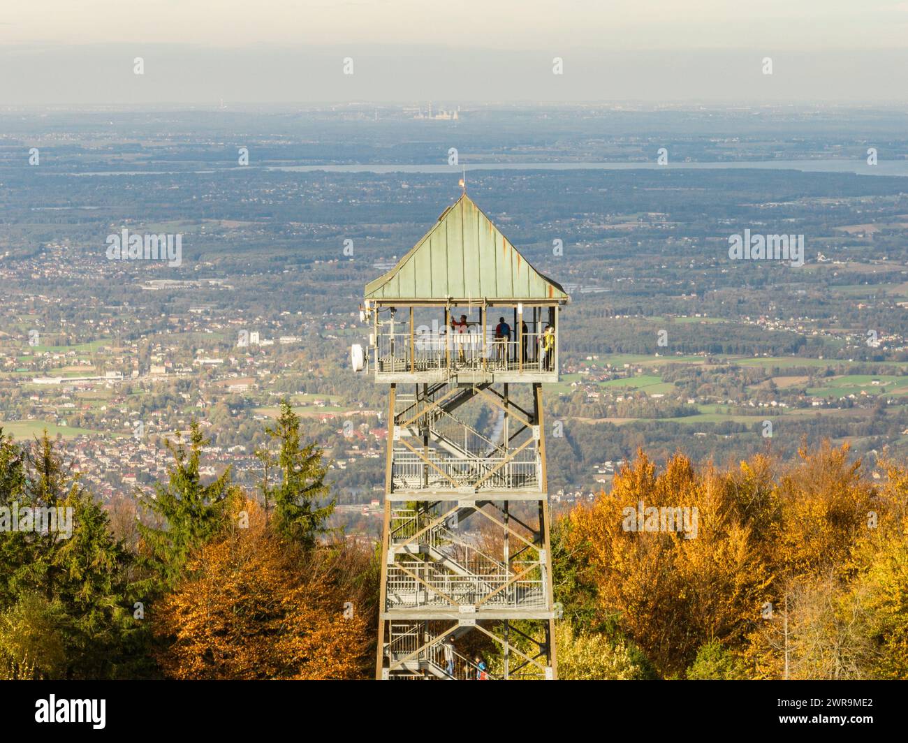 Wielka Czantoria e Mala Czantoria sui monti Beskid Slaski in Polonia. Torre di osservazione in montagna durante la giornata autunnale con Clear sk Foto Stock