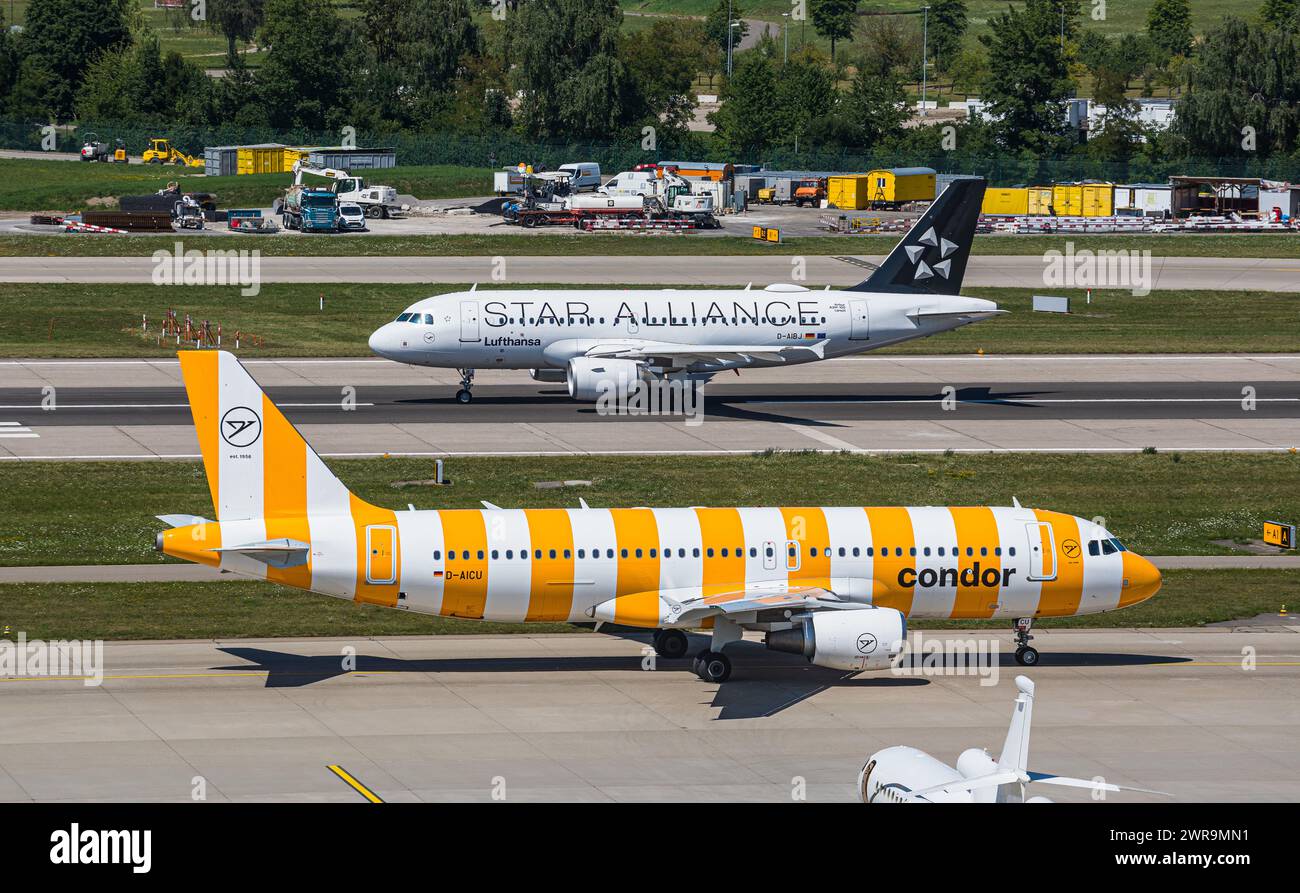 Auf der Starbahn 28 des Flughafen Zürich startet ein Airbus A319-100. DAS Flugzeug mti der Registration D-AIBJ trägt Die Star Alliance Bemalung. Davor Foto Stock