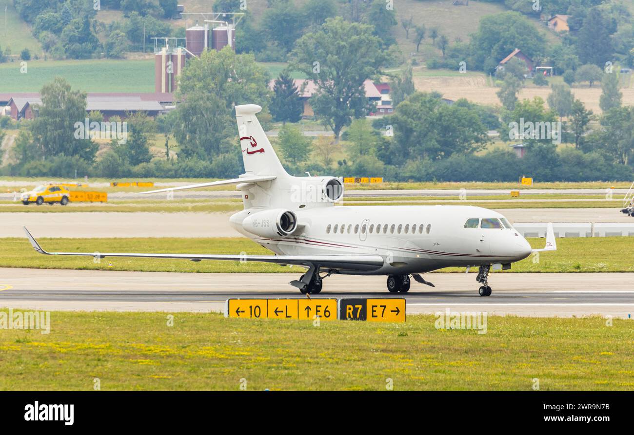 Ein Dassault Falcon 7X von CAT Aviation rollt nach der Landung auf dem Flughafen Zürich zum Standplatz. Registrazione HB-JSS. (Zürich, Schweiz, 06.08.2 Foto Stock