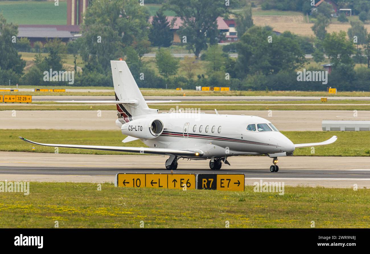 Eine Cessna 680A Citation Latitude von NETJETS Europe rollt nach der Landung auf dem Flughafen Zürich zum Standplatz. Registrazione CS-LTO. (Zürich, SC Foto Stock