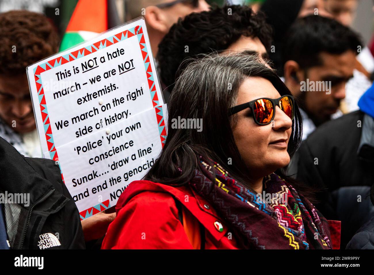 I manifestanti marciano a Londra per chiedere un cessate il fuoco a Gaza. Foto Stock