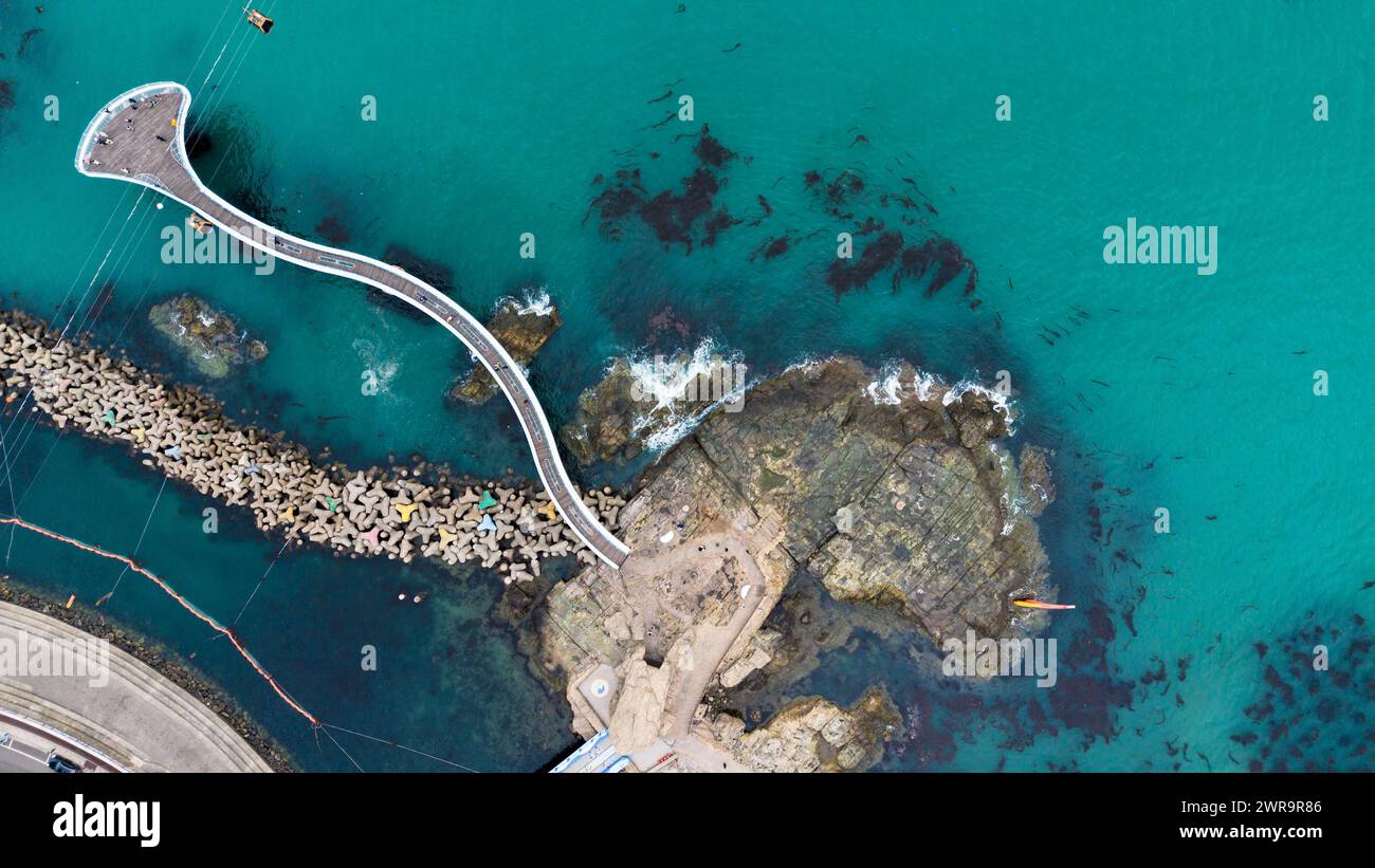 Vista aerea di un corpo d'acqua con un ponte Foto Stock