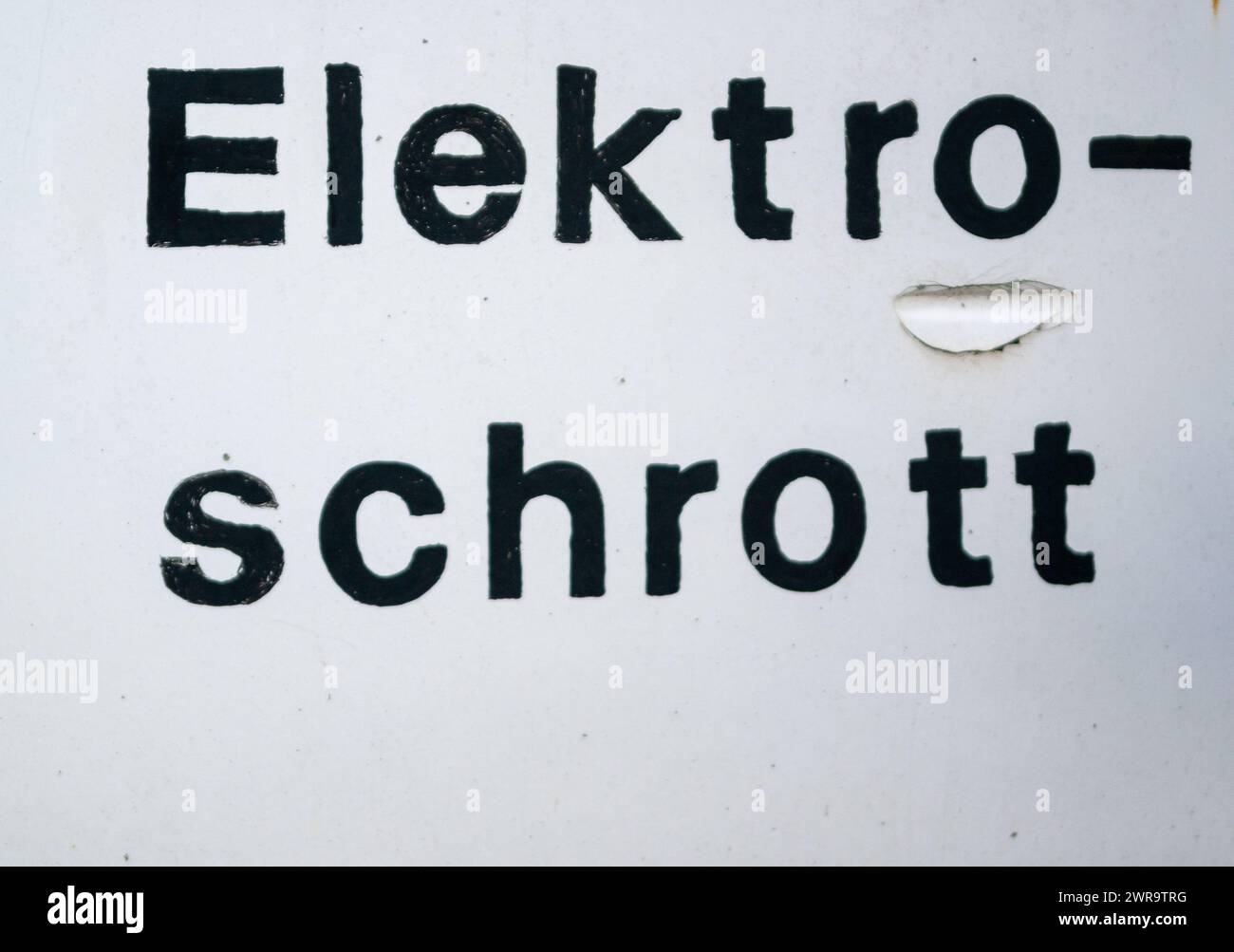 Cartello per i rifiuti elettronici nel centro di riciclaggio in tedesco Foto Stock