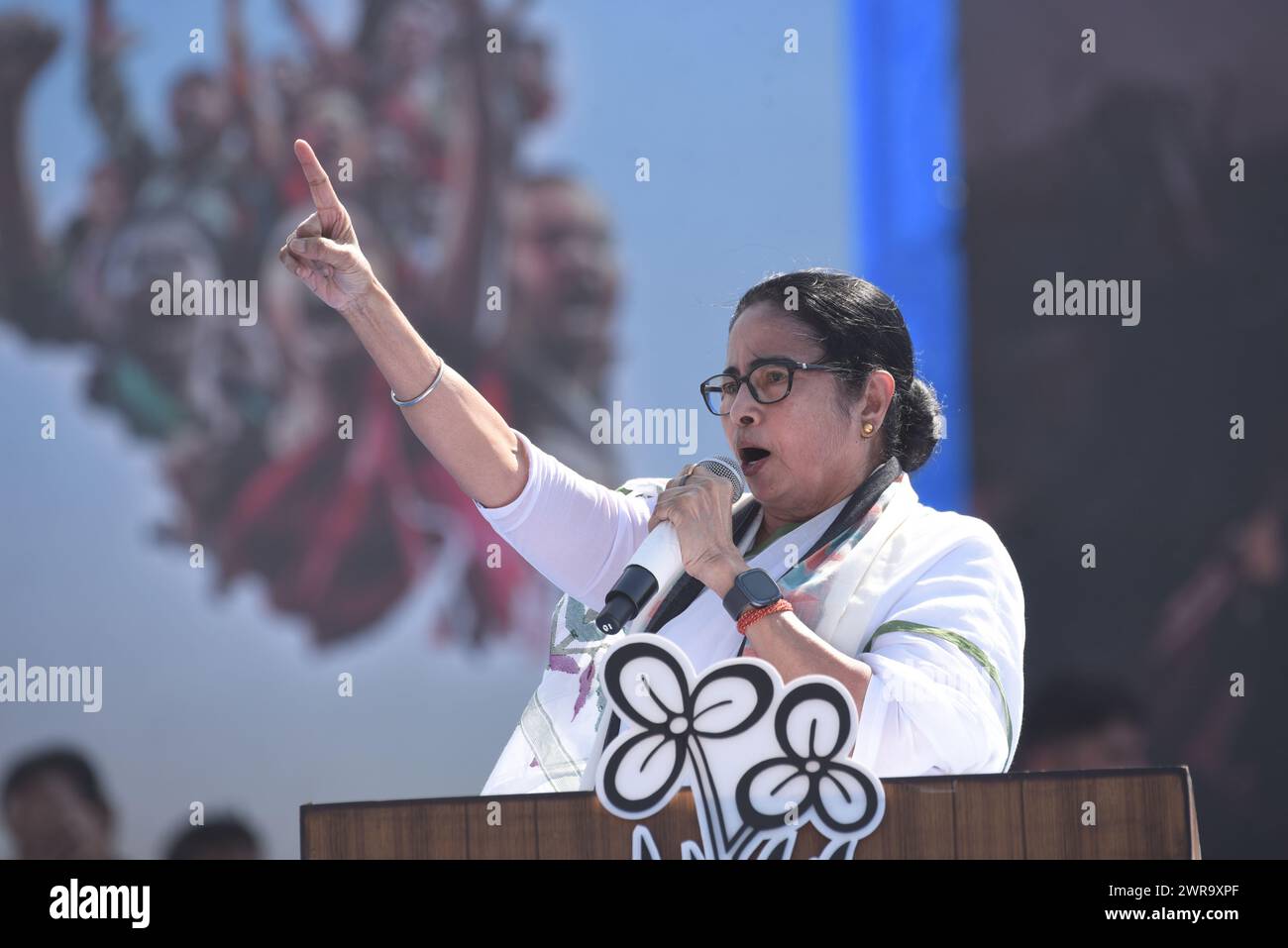 10 marzo 2024, Kolkata City, India, Mamata Banerjee, il capo del governo indiano dello stato del Bengala Occidentale e il leader del partito del Congresso Trinamool (TC) parla durante il Congresso Nazionale Indiano di Trinamool che tiene un mega raduno a Kolkata, in India, il 10 marzo 2024, sotto la guida del primo ministro del Bengala Occidentale e capo del partito del TMC Mamata Banerjee in vista delle elezioni nazionali indiane. Il 10 marzo 2024, Kolkata City, India. (Credit Image: © Dipa Chakraborty/eyepix via ZUMA Press Wire) SOLO PER USO EDITORIALE! Non per USO commerciale! Foto Stock