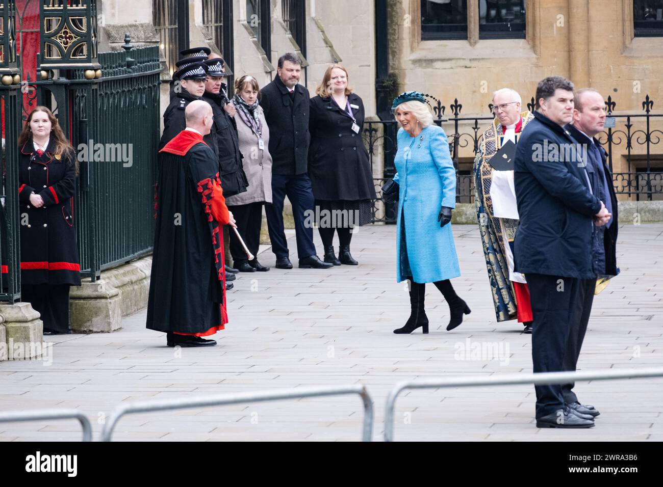 Londra, Regno Unito. 11 marzo 2024. La regina Camilla arriva all'Abbazia di Westminster per il Commonwealth Day Service. I manifestanti anti anti-monarchia e pro-LGBT si riunirono e dimostrarono fuori dall'abbazia di Westminster, mentre i membri della famiglia reale e altri ospiti arrivarono per il Commonwealth Day Service. Credito: SOPA Images Limited/Alamy Live News Foto Stock