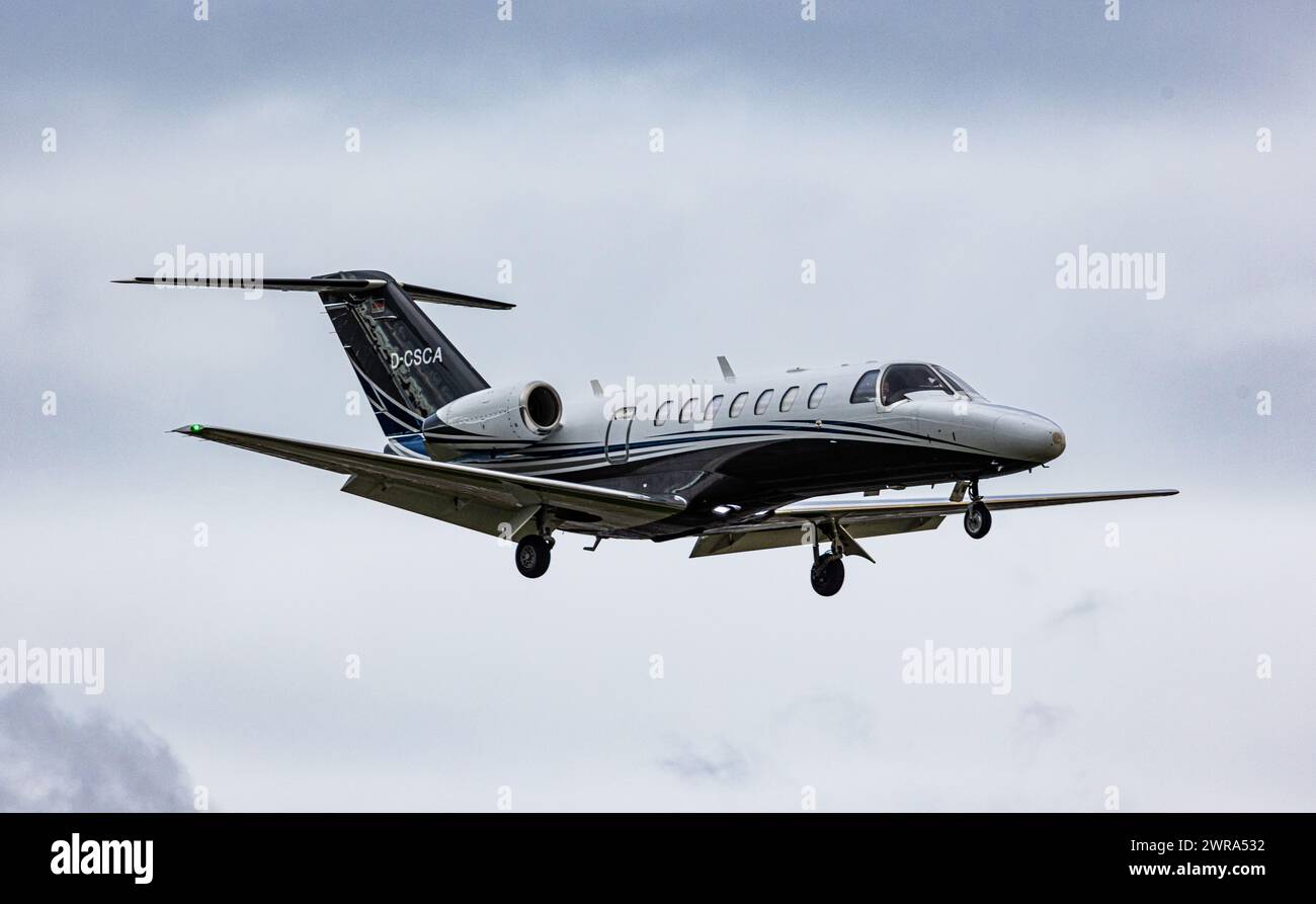 Ein Cessna 525B Citation CJ3 von der deutsche Charterfluggesellschaft Silver Cloud Air befindet sich im Landeanflug auf den Flughafen Zürich. Immatrik Foto Stock