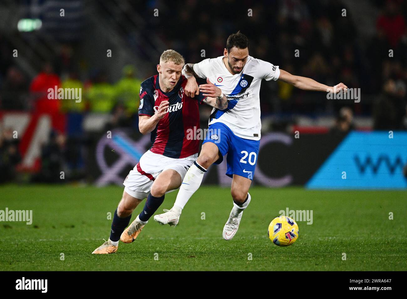 Hakan Calhanoglu del FC Internazionale e Jens Odgaard del Bologna FC competono per il pallone durante la partita di serie A TIM tra FC Bologna e FC Inte Foto Stock