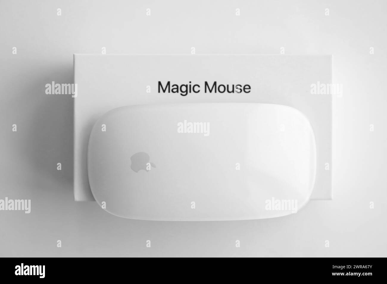 KIEV, UCRAINA - 27 NOVEMBRE 2023 Apple Magic mouse di terza generazione si trova in primo piano su sfondo bianco Foto Stock