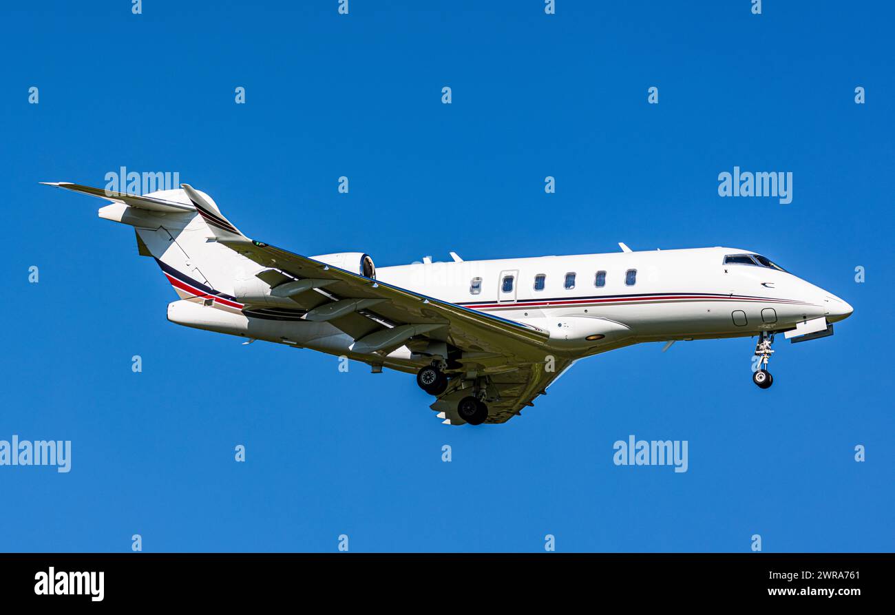 Ein Bombardier Challenger 350 von NETJETS befindet sich im Landeanflug auf den Flughafen Zürich. Immatrikulation CS-CHH. (Zürich, Schweiz, 22.09.2022) Foto Stock