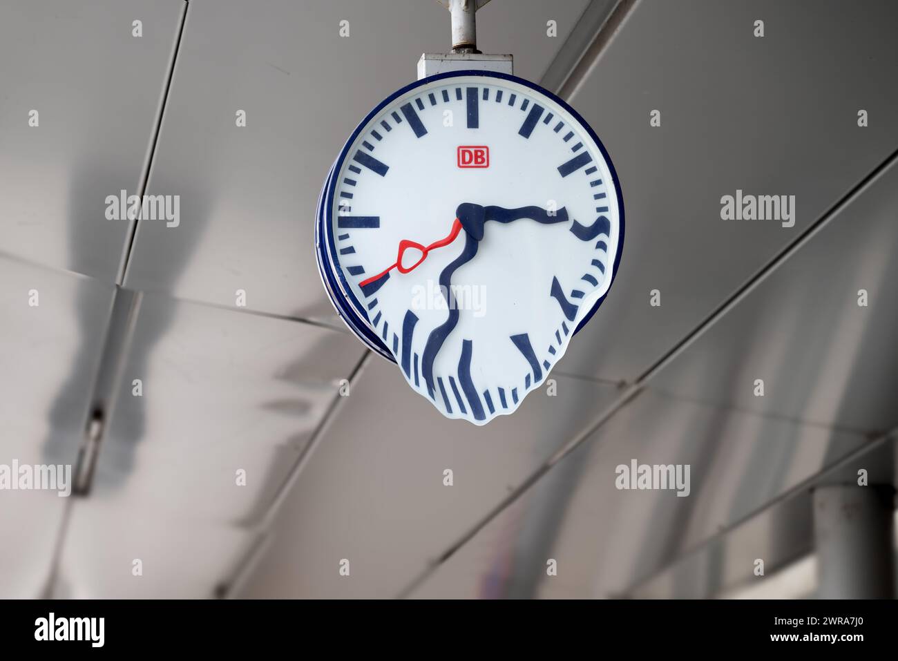 Plattling, Baviera, Germania, 10 marzo 2024, orologio della stazione ferroviaria di Bahnhof Plattling con logo Deutsche Bahn, il tempo è in corso Foto Stock