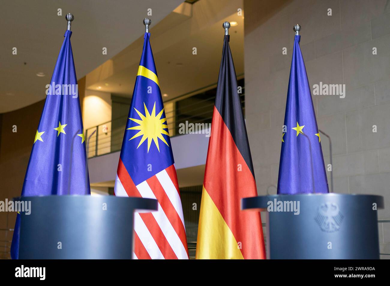 Lecterne e bandiere prese durante una conferenza stampa dal Cancelliere federale Olaf Scholz e Anwar Ibrahim, primo ministro della Malesia nella Cancelleria federale di Berlino, 11 marzo 2024. Foto Stock