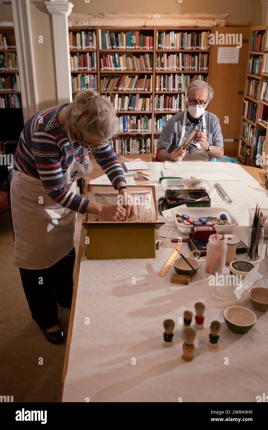 21/05/21 Conservatori, Hillary Ollesan (73) ed ex armadietto, Mike Browne (75) libri di riparazione della collezione libraryÕs. Libro conservato Foto Stock