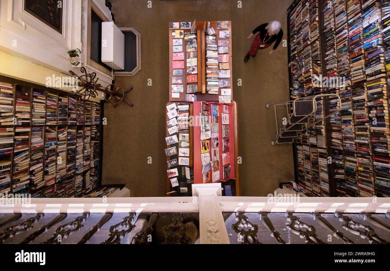 21/05/21 i conservatori tornano al lavoro minuzioso di riparazione di libri antichi alla Bromley House Library di Nottingham. La storia completa qui: htt Foto Stock